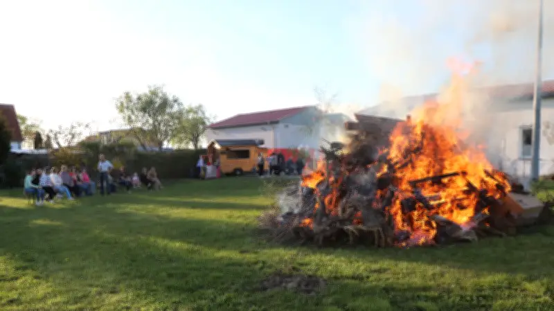 Maifeuer in Sternfeld: Feuerwehr und Feuerfüchse stärken die Gemeinschaft