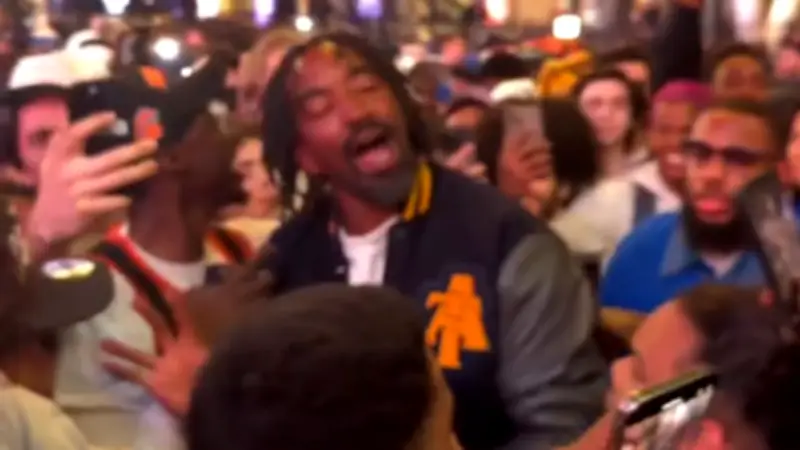 NBA-Legende von Fans zu Boden gerissen – Joint in der Hand