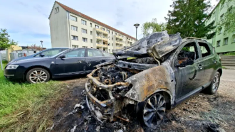 Nissan Qashqai brennt aus: Mehrere Autos in Weißenfels beschädigt