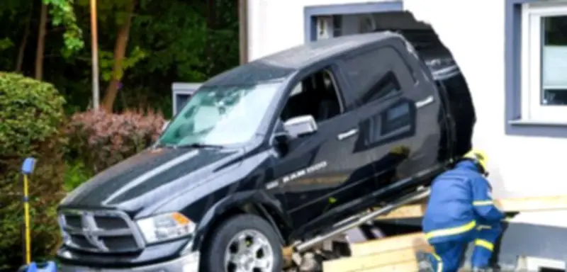 Pick-up durchbricht Hauswand in Ennepetal und landet in Küche