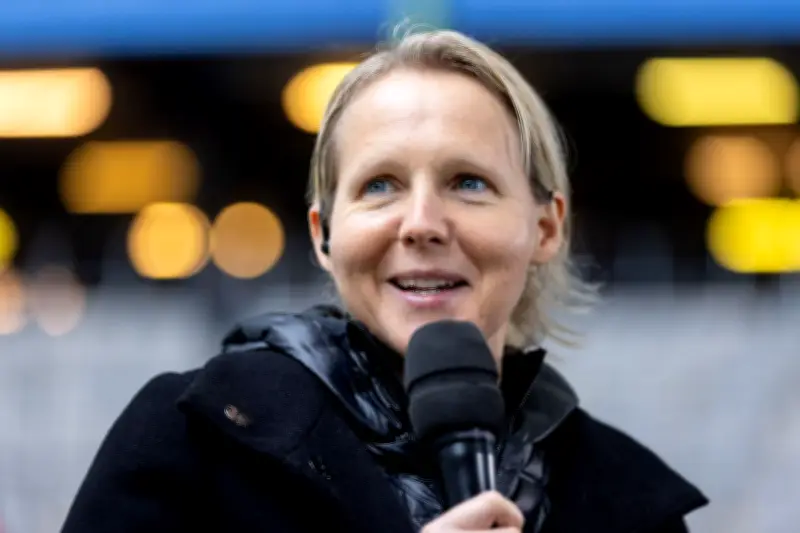 Premiere in Frauen-Bundesliga: Werder-Trainerin mit Funkmikrofon