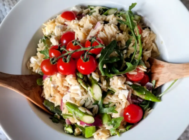 Reisnudelsalat mit grünem Spargel: Knackig und perfekt zum Grillen