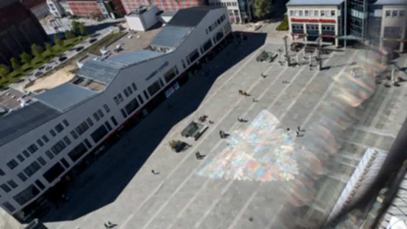 Riesenschmetterling aus Kreide auf Neubrandenburger Marktplatz