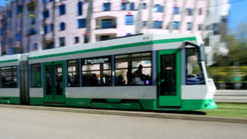 Schwer verletzt: Radfahrerin in Magdeburg von Straßenbahn erfasst