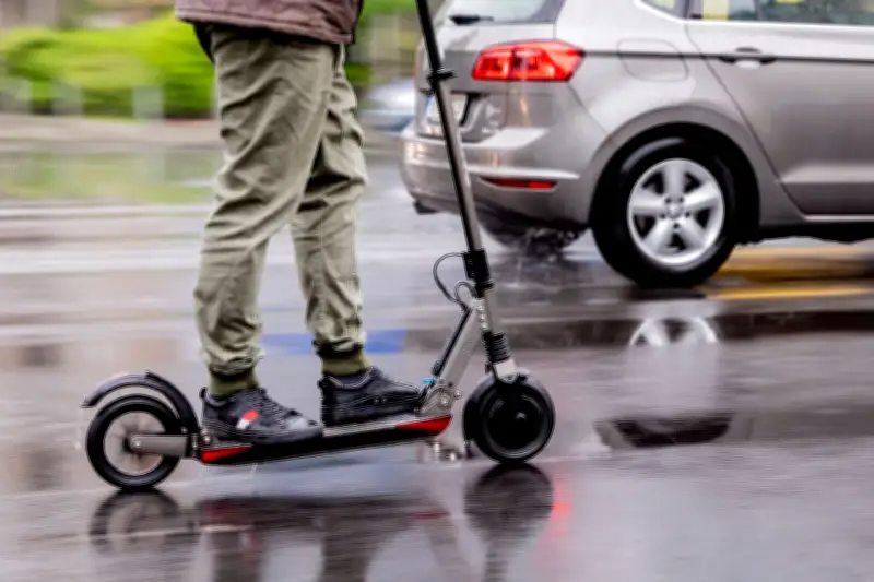 Schwerer E-Scooter-Unfall in Berlin: 59-Jährige verliert Bewusstsein