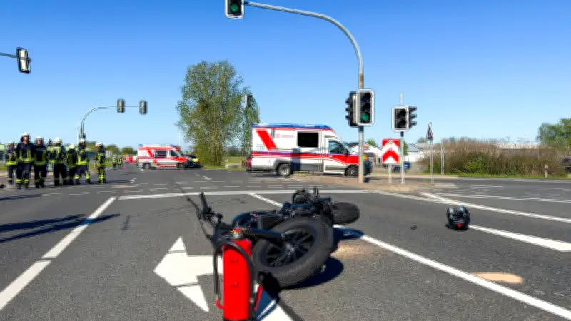 Schwerer Unfall an B2 bei Kemberg: Zwei Motorradfahrer verletzt