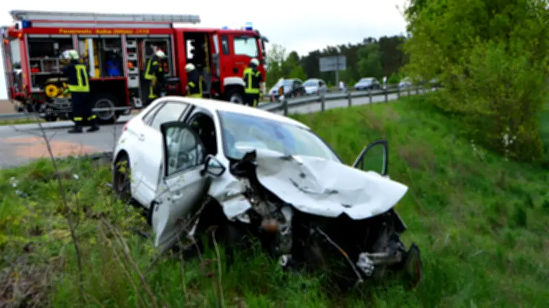 Schwerer Unfall auf B71: Fünf Verletzte bei Kreuzungskollision
