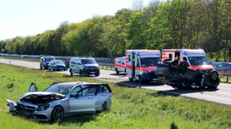 Schwerer Unfall auf B80 in Halle-Neustadt: Auto überschlägt sich