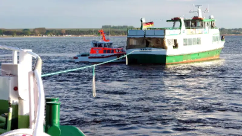 Seenotretter befreien 40 Fahrgäste aus feststeckendem Ausflugsschiff im Salzhaff
