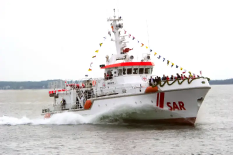 Seenotretter befreien Fahrgastschiff aus Untiefe vor Rerik