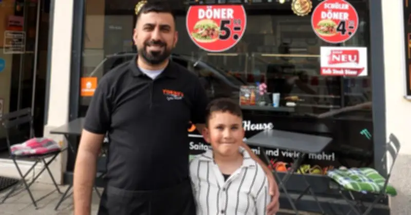 Siebenjähriger aus Schwabing wird mit Döner-Video zum Instagram-Star