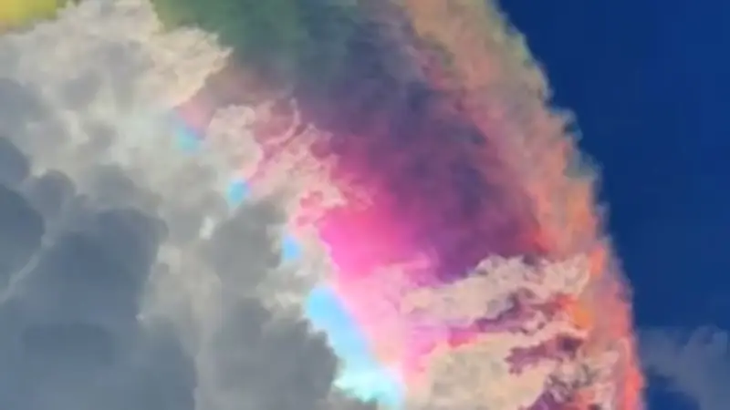 Spektakuläre Neon-Wolke färbt Himmel über Indonesien ein