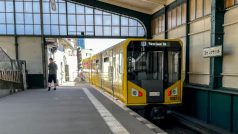 Tragischer Unfall am U-Bahnhof Gleisdreieck: Mann (69) stirbt unter U-Bahn