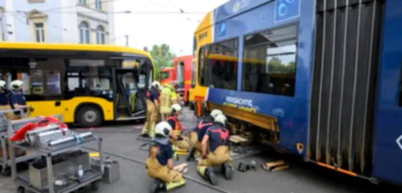 Unfall in Dresden: Straßenbahn kollidiert mit Bus – 30 Verletzte