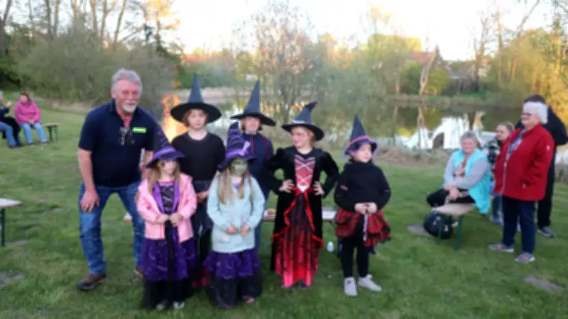 Walpurgisnacht in Alt-Kentzlin: Feuerwehr vereint Generationen am Feuer