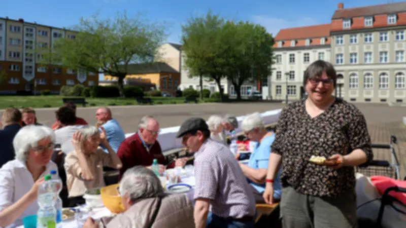 Weiße Tafel in Demmin: Gemeinschaft und Hoffnung auf dem Marktplatz