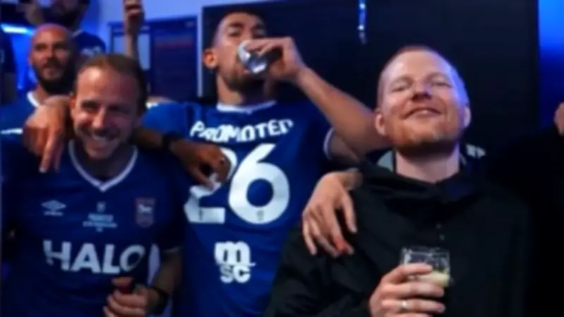 Weltstar feiert bei Aufstiegsparty von Ipswich Town in der Kabine