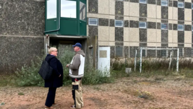 Zeitzeuge führt durch ehemalige Stasi-Haft in Neubrandenburg