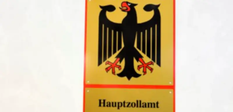 Zoll findet 250 kg Bratwurst und Hundewelpen in Reisebus