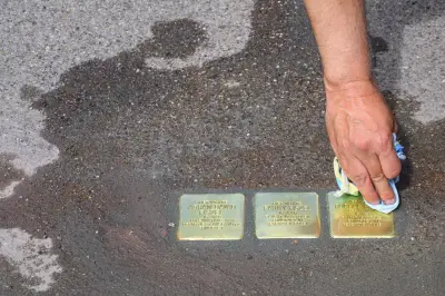 17 neue Stolpersteine in Magdeburg verlegt: Erinnern an NS-Opfer