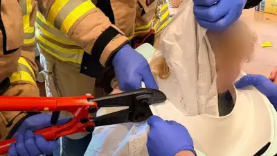 Feuerwehr befreit Kleinkind (3) aus Toilettensitz in Rheurdt