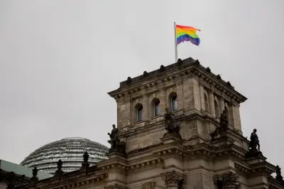Klöckner bleibt bei Nein zur Regenbogenflagge am CSD
