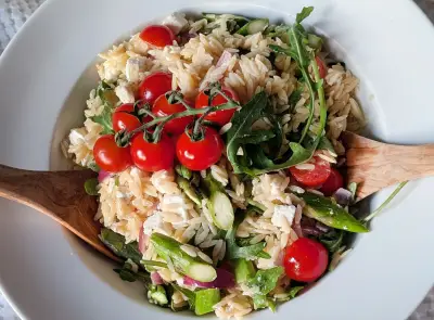 Reisnudelsalat mit grünem Spargel: Knackig und perfekt zum Grillen