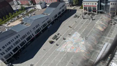 Riesenschmetterling aus Kreide auf Neubrandenburger Marktplatz