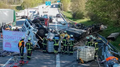 Tödlicher Lkw-Unfall auf A9: Metallrohre blockieren Autobahn