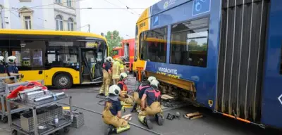 Unfall in Dresden: Straßenbahn kollidiert mit Bus – 30 Verletzte