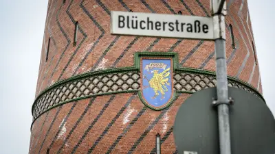 Weiße Flecken am Rostocker Wasserturm: Experten geben Entwarnung