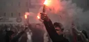 1. Mai weltweit: Pyro, Power Ranger und Polizei bei Protesten