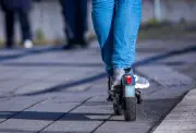 E-Scooter-Fahrerin stirbt nach Unfall in Berlin-Mitte