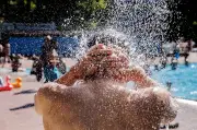 Erste Freibäder in Berlin öffnen: Berliner genießen Badewetter im Mai