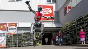 Erster menschlicher Roboter arbeitet im Baumarkt: Schotti zeigt, wo der Hammer hängt