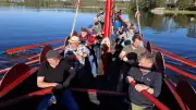 Feldberger Wanderer rudern für Werbefotos auf dem Haussee