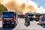 Feuer in Entsorgungsbetrieb: Feuerwehr löscht weiter in Weißenfels