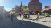 Gadebusch feiert Maibaum-Aufstellen mit Feuerwehr und Tanz