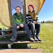 Glamping-Prototyp aus Holz: Axiener Zimmerer begeistert bei Weinwanderung