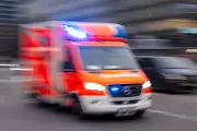 Lebensgefährlicher Unfall auf B214: Auto prallt gegen Lkw