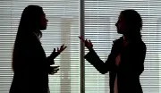Machtspiele im Job: Warum Frauen härter kritisiert werden als Männer