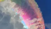 Spektakuläre Neon-Wolke färbt Himmel über Indonesien ein