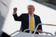 Trump kündigt Hilfsinitiative für feststeckende Schiffe in der Straße von Hormus an