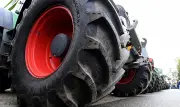 Vogtland: Mann stürzt von Traktoranhänger und wird überrollt