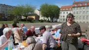 Weiße Tafel in Demmin: Gemeinschaft und Hoffnung auf dem Marktplatz