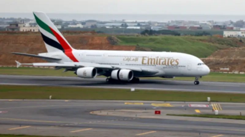 16 Airbus A380: Risse in Tragflächen zwingen Emirates und Qantas zum Check