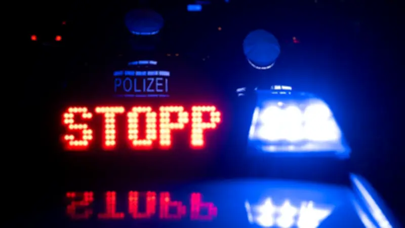 17-Jähriger ohne Führerschein flieht vor Polizei und kracht in Streifenwagen