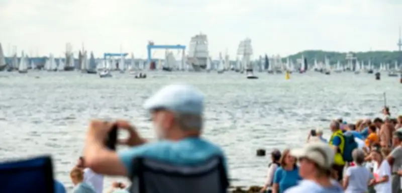 185.000 Zuschauer trotzen Hitze bei Windjammerparade der Kieler Woche