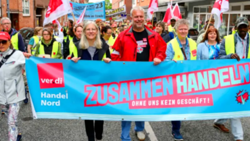 200 Handelsbeschäftigte demonstrieren in Kiel für höhere Löhne