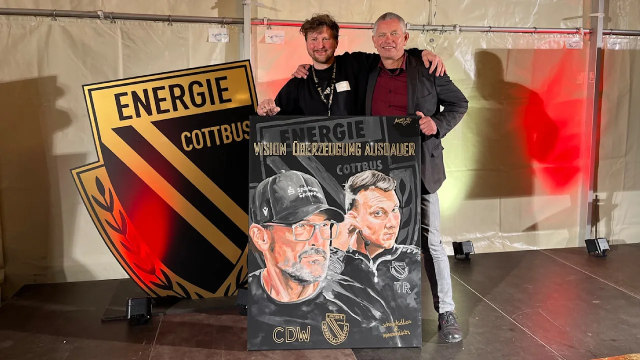 Energie Cottbus: Fan ersteigert Wollitz-Gemälde für 2000 Euro